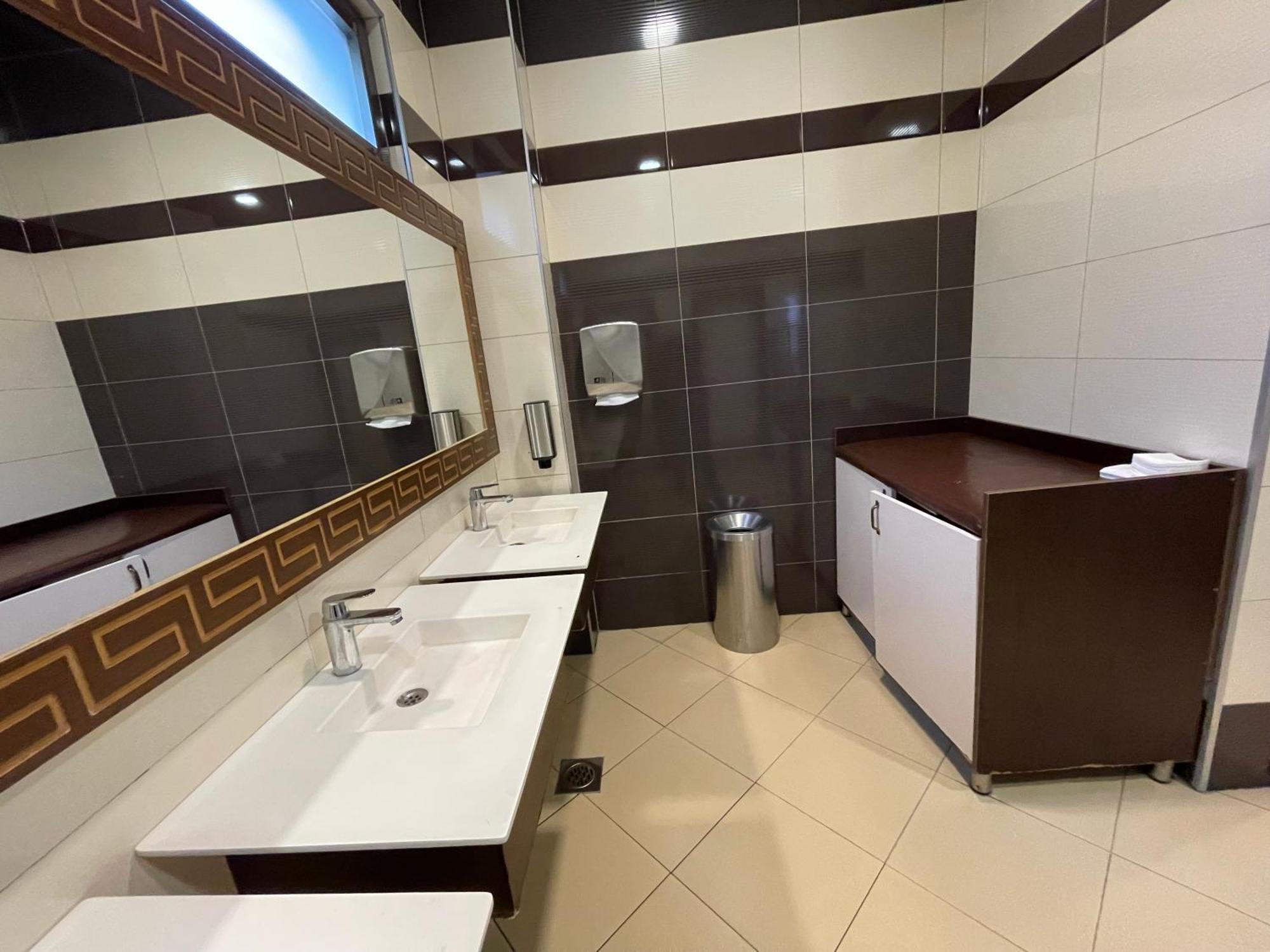 Amazona Hotel Pristina Eksteriør billede