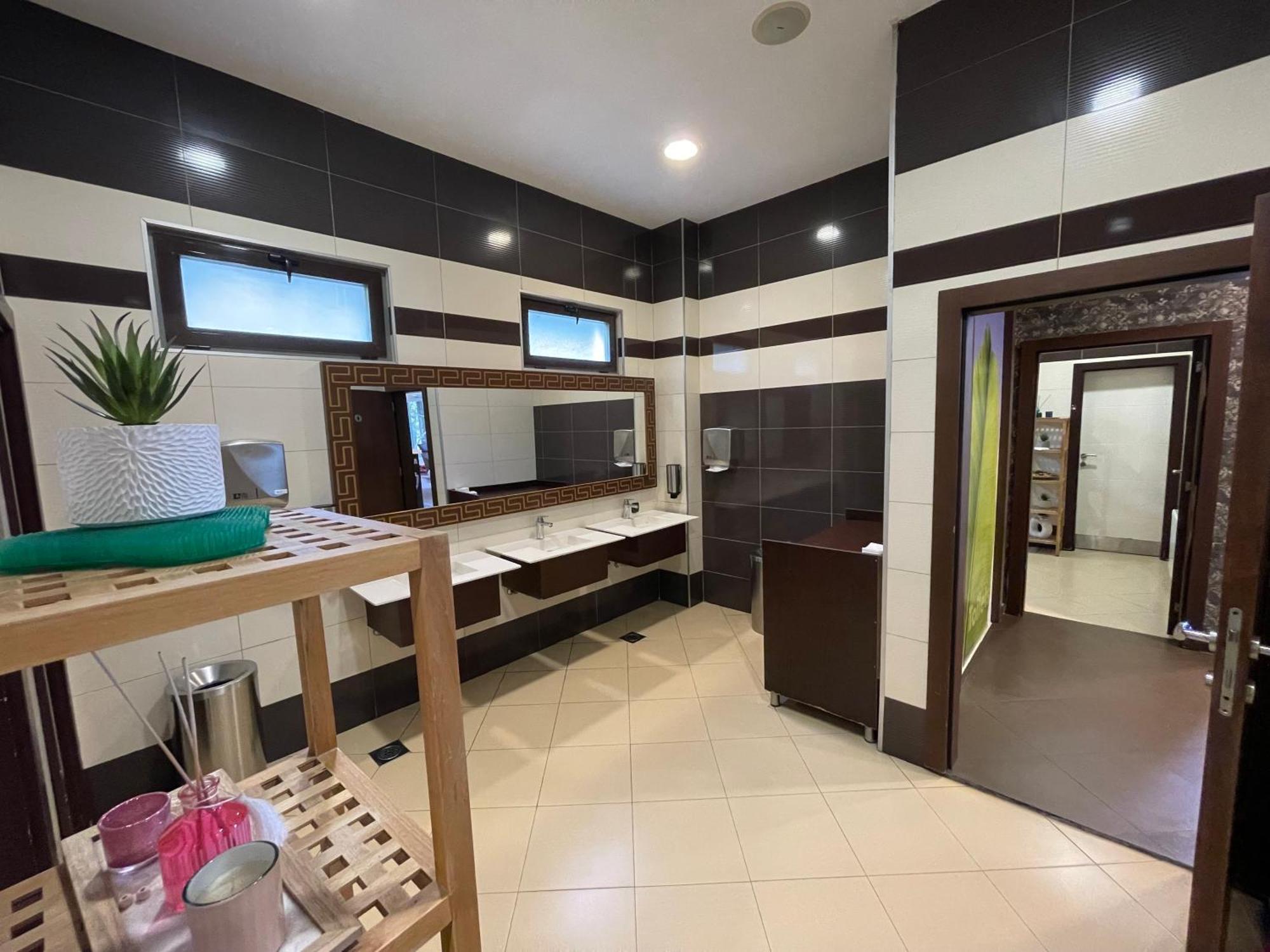 Amazona Hotel Pristina Eksteriør billede