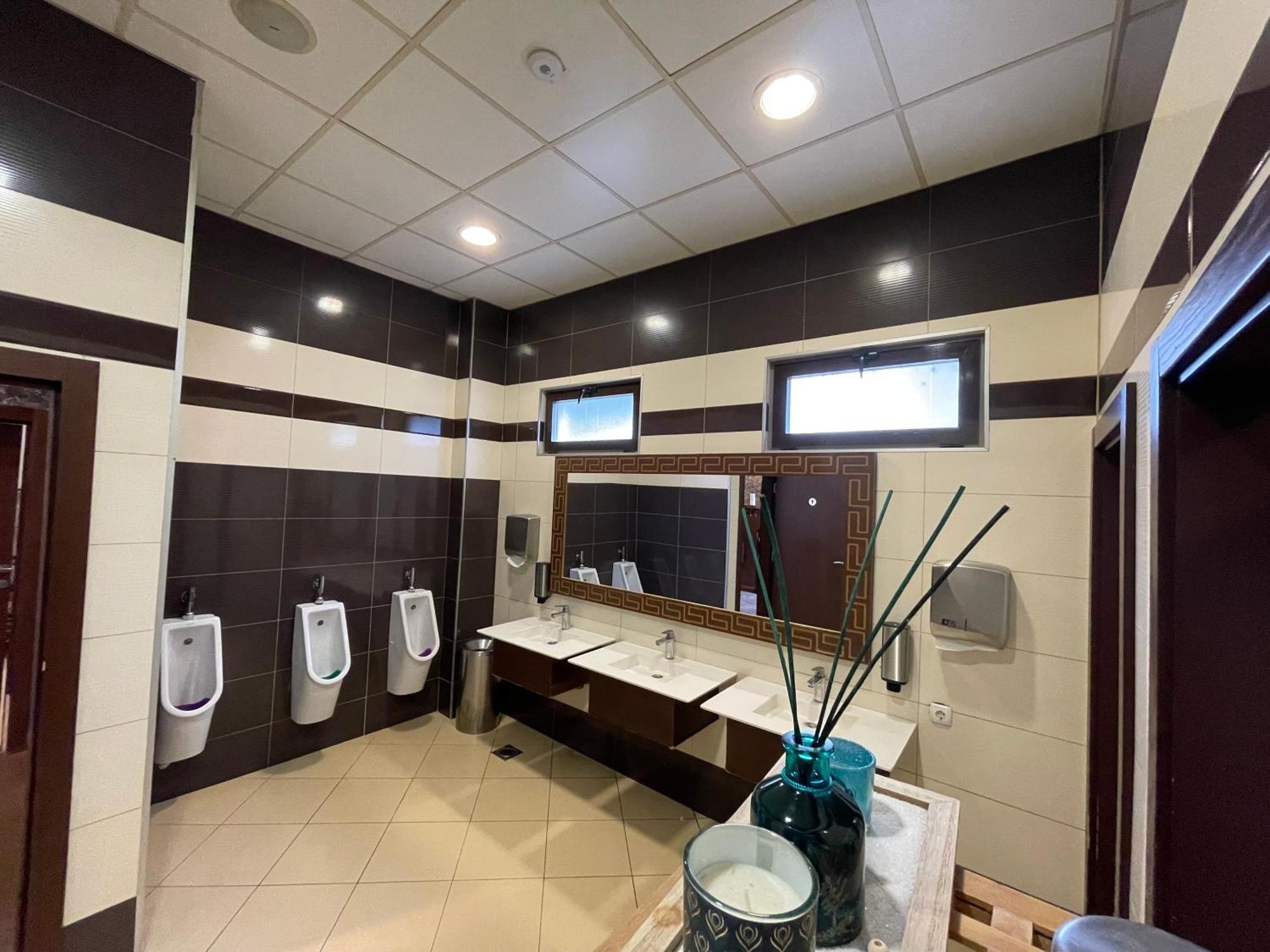 Amazona Hotel Pristina Eksteriør billede