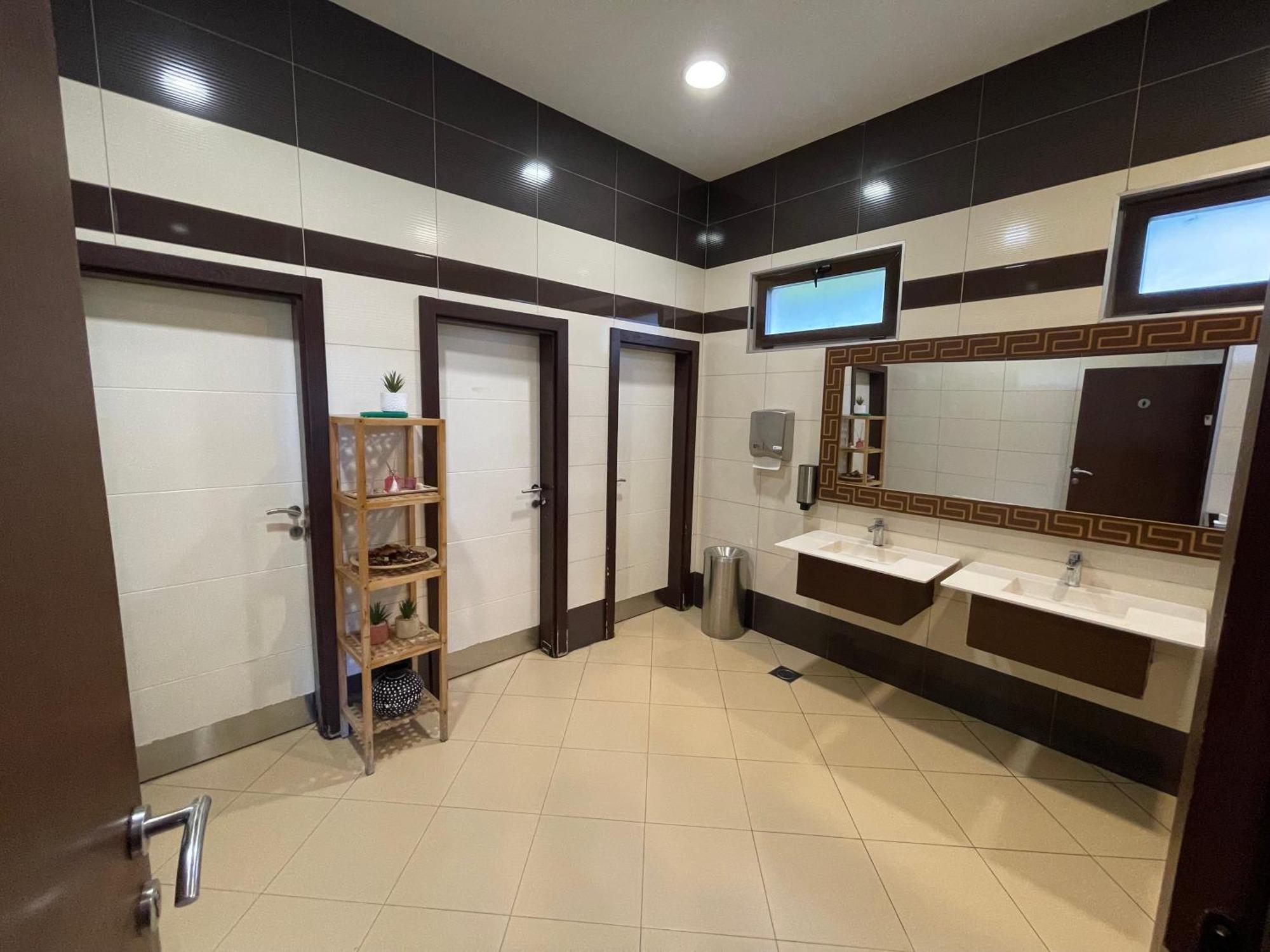 Amazona Hotel Pristina Eksteriør billede