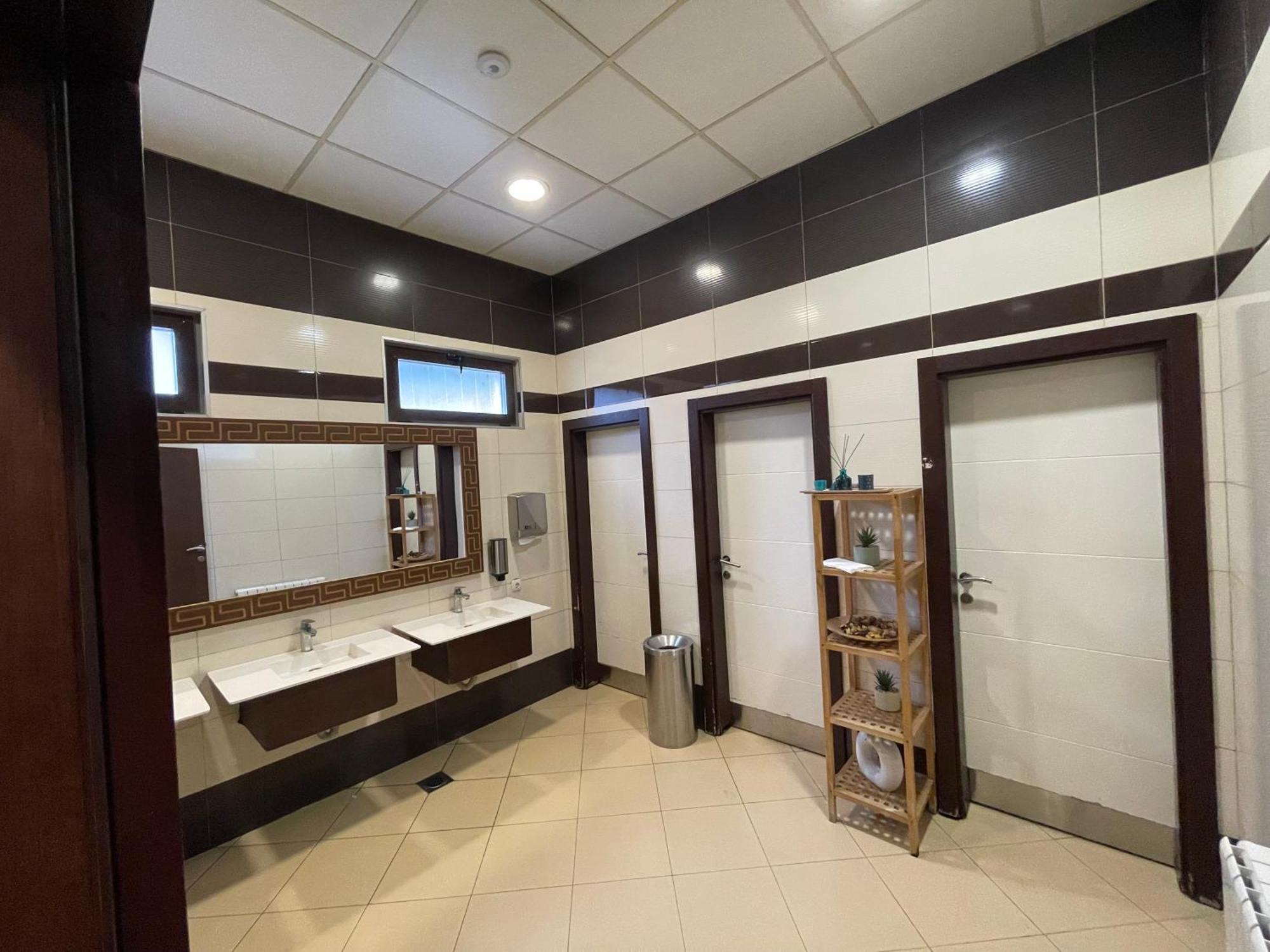 Amazona Hotel Pristina Eksteriør billede