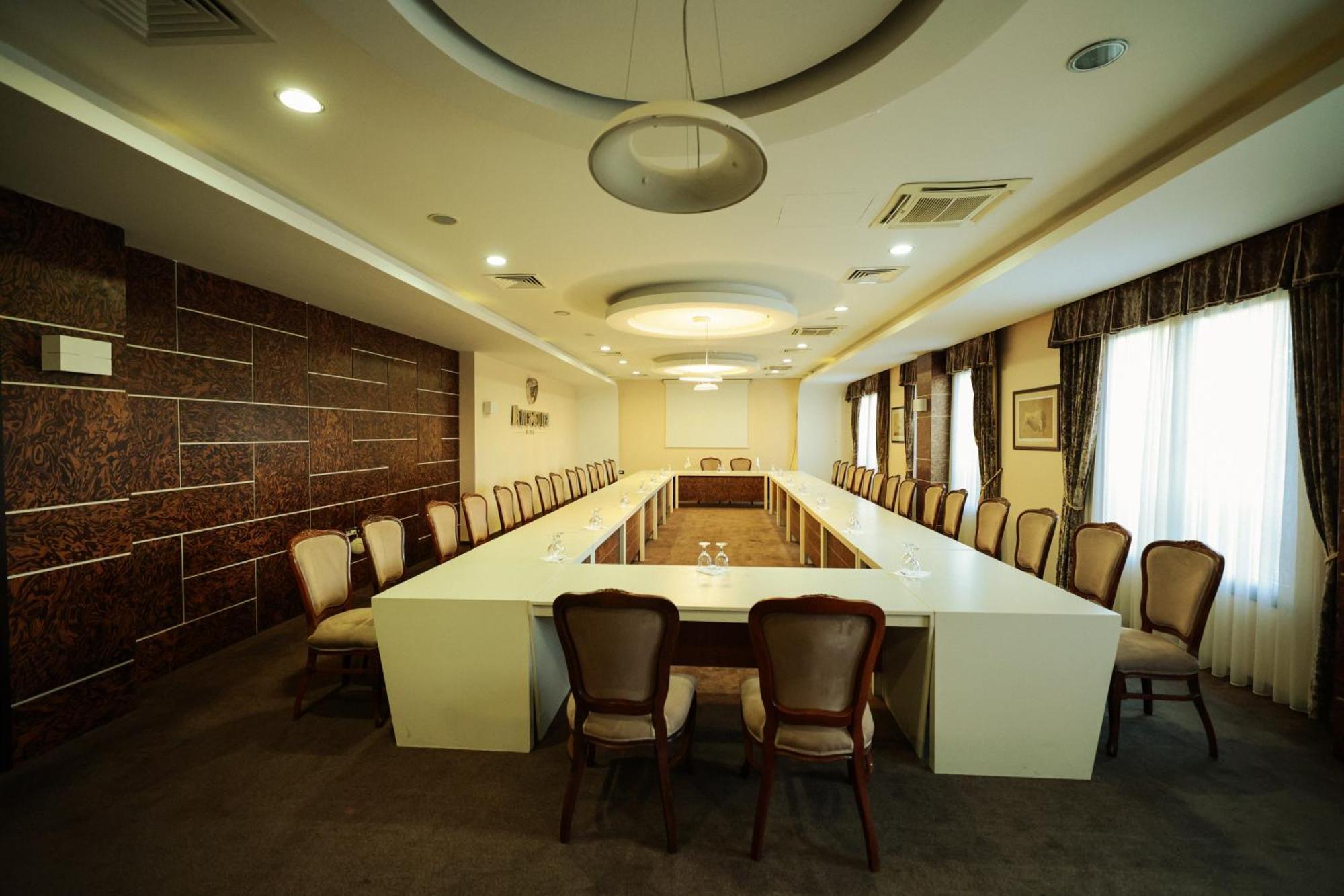 Amazona Hotel Pristina Eksteriør billede