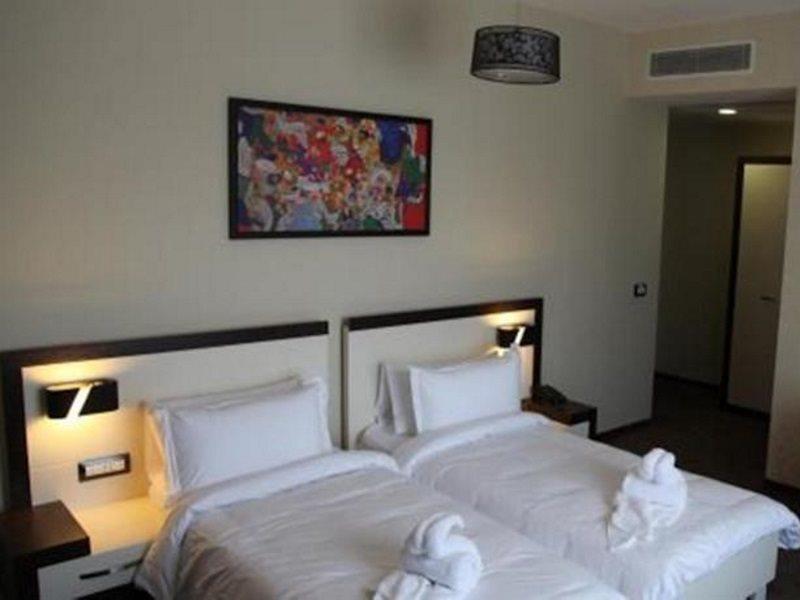 Amazona Hotel Pristina Eksteriør billede