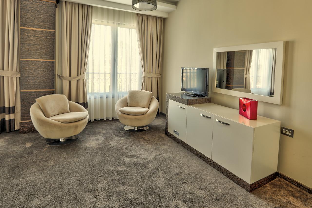 Amazona Hotel Pristina Eksteriør billede