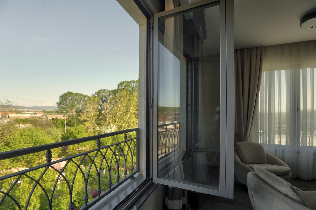 Amazona Hotel Pristina Eksteriør billede