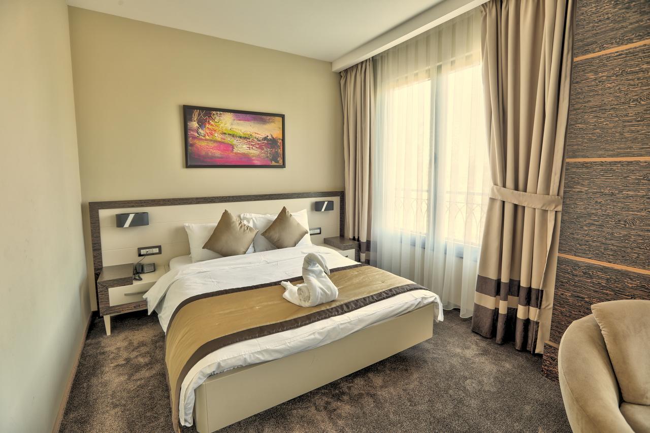 Amazona Hotel Pristina Eksteriør billede