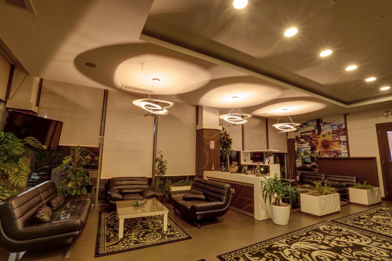 Amazona Hotel Pristina Eksteriør billede