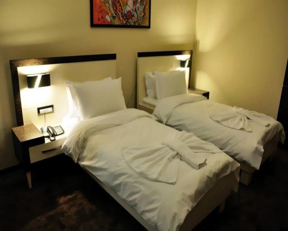 Amazona Hotel Pristina Eksteriør billede